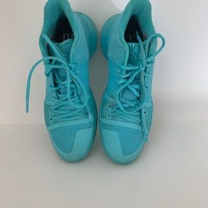 Kyrie Irving Nike 3 Men’s size 9 shoes